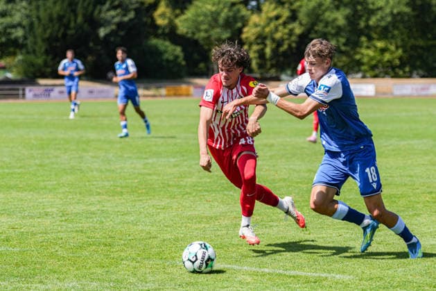 Testspiel, SC Freiburg U23 vs TSG Hoffenheim II, 25.07.2026 Zweikampf zwischen Jannik Veit (SC Freiburg U23, 48) und Lion Wagenbach (TSG Hoffenheim II, 18) Testspiel, SC Freiburg U23 vs TSG Hoffenheim II, Renchtal-Stadion Oberkirch, 25.07.2026 DFB DFL REGULATIONS PROHIBIT ANY USE OF PHOTOGRAPHS AS IMAGE SEQUENCES AND OR QUASI-VIDEO *** Friendly Match, SC Freiburg U23 vs. TSG Hoffenheim II, July 25, 2026; Tackle between Jannik Veit (SC Freiburg U23), 48, and Lion Wagenbach of TSG Hoffenheim II, 18 Friendly match, SC Freiburg U23 vs. TSG Hoffenheim II, Renchtal Stadium, Oberkirch, July 25, 2026 DFB and DFL regulations prohibit any use of photographs as image sequences and or quasi-video Copyright: xBEAUTIFULxSPORTS Boscox