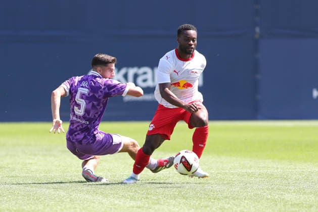 Testspiel: RB Leipzig - FC Ingolstadt 04, 25.07.26 Ridle Baku (17, RB Leipzig) gegen Emre Gül (5, FC Ingolstadt). Fußball, Saison-Vorbereitung 2026 2027, Testspiel: RB Leipzig (1. Bundesliga) vs. FC Ingolstadt 04 (3. Liga) am 25.07.26 im RB-Trainingszentrum am Cottaweg. *** Friendly Match: RB Leipzig vs. FC Ingolstadt 04, July 25, 2026, Ridle Baku 17, RB Leipzig vs. Emre Gül 5, FC Ingolstadt Soccer, 2026–2027 Preseason, Friendly Match: RB Leipzig (1. Bundesliga) vs. FC Ingolstadt 04 (3. Liga) on July 25, 2026, at the RB Training Center on Cottaweg Copyright: xBEAUTIFULxSPORTS JanxKaeferx