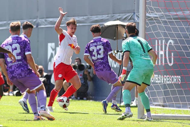 Testspiel: RB Leipzig - FC Ingolstadt 04, 25.07.26 Willi Orban (4, RB Leipzig) vor dem Tor der Ingolstädter. Fußball, Saison-Vorbereitung 2026 2027, Testspiel: RB Leipzig (1. Bundesliga) vs. FC Ingolstadt 04 (3. Liga) am 25.07.26 im RB-Trainingszentrum am Cottaweg. *** Friendly Match: RB Leipzig vs. FC Ingolstadt 04, July 25, 2026; Willi Orban 4; RB Leipzig in front of Ingolstadt s goal; soccer; 2026–2027 preseason; Friendly Match: RB Leipzig (1. Bundesliga) vs. FC Ingolstadt 04 (3. Liga) on July 25, 2026, at the RB Training Center on Cottaweg Copyright: xBEAUTIFULxSPORTS JanxKaeferx