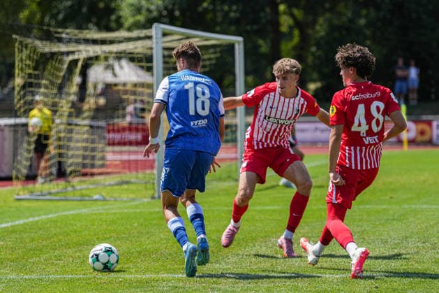 Testspiel, SC Freiburg U23 vs TSG Hoffenheim II, 25.07.2026 Zweikampf zwischen Jannik Veit (SC Freiburg U23, 48) und Lion Wagenbach (TSG Hoffenheim II, 18) Testspiel, SC Freiburg U23 vs TSG Hoffenheim II, Renchtal-Stadion Oberkirch, 25.07.2026 DFB DFL REGULATIONS PROHIBIT ANY USE OF PHOTOGRAPHS AS IMAGE SEQUENCES AND OR QUASI-VIDEO *** Friendly Match, SC Freiburg U23 vs. TSG Hoffenheim II, July 25, 2026; Tackle between Jannik Veit (SC Freiburg U23), 48, and Lion Wagenbach of TSG Hoffenheim II, 18 Friendly match, SC Freiburg U23 vs. TSG Hoffenheim II, Renchtal Stadium, Oberkirch, July 25, 2026 DFB and DFL regulations prohibit any use of photographs as image sequences and or quasi-video Copyright: xBEAUTIFULxSPORTS Boscox