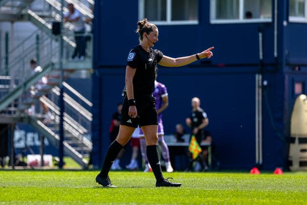 Franziska Wildfeuer (Schiedsrichter, DFB) gibt Anweisungen, gestikuliert, RB Leipzig vs FC Ingolstadt, Fussball, Testspiel, Saison 2026 27, 25.07.2026,¨ RB Leipzig vs FC Ingolstadt, Fussball, Testspiel, Saison 2026 27, 25.07.2026 Leipzig *** Franziska Wildfeuer, referee; DFB gives instructions, gestures; RB Leipzig vs. FC Ingolstadt, soccer, friendly match, 2026–27 season, July 25, 2026,¨ RB Leipzig vs. FC Ingolstadt, soccer, friendly match, 2026–27 season, July 25, 2026, Leipzig Copyright: xEibner-Pressefoto LauraxRoemerx EP_LRR