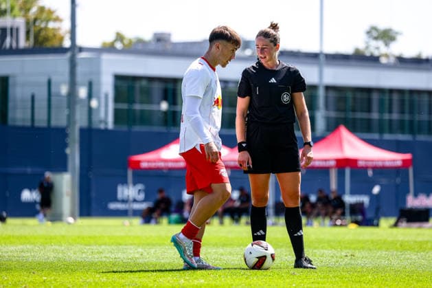 Franziska Wildfeuer (Schiedsrichter, DFB) gibt Anweisungen an Brajan Gruda (RB Leipzig, 10), RB Leipzig vs FC Ingolstadt, Fussball, Testspiel, Saison 2026 27, 25.07.2026,¨ RB Leipzig vs FC Ingolstadt, Fussball, Testspiel, Saison 2026 27, 25.07.2026 Leipzig *** Franziska Wildfeuer, referee; DFB gives instructions to Brajan Gruda, RB Leipzig, 10, RB Leipzig vs. FC Ingolstadt, soccer, friendly match, 2026–27 season, July 25, 2026,¨ RB Leipzig vs. FC Ingolstadt, soccer, friendly match, 2026–27 season, July 25, 2026, Leipzig Copyright: xEibner-Pressefoto LauraxRoemerx EP_LRR