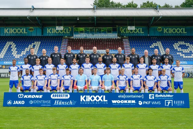 23.07.2026, Hänsch-Arena, Meppen, SV Meppen 1912 e.V.; 3.Liga, Porträttermin 2026 2027, Mannschaftsfoto, hintere Reihe von links: Maximilian David (Physiotherapeut), Patrick Theodor (Torwarttrainer), Hannes Niemann (Physiotherapeut), Thorben Kampel (Athletiktrainer), Steffen Puttkammer (Co-Trainer), Lucas Beniermann (Cheftrainer), Lorenzo Müller (Co-Trainer Analyse, Sebastian Gierets (Mannschaftsarzt), Olufemi Smith (Sportlicher Leiter), Heiner Beckmann (Sportvorstand), Sigfried Grulke (Zeugwart), Peter Korte (Mannschaftsarzt). Mittlere Reihe von links: Oliver Issa Schmitt, Nikkel Touglo, Florian Bähr, Jannic Ehlers, Jonas Feld, Stefan Rankic, Richard Meier, Cyrill Akono, Simon Engelmann, Mika Herrmann, Luis Sprekelmeyer, Kasra Ghawilu, Ersin Zehir, Thorben Deters. Untere Reihe von links: Erik Zenga, Jonas Goldenstein, Henrik Wittrock, Niclas Wessels, Noah Oberbeck (TW), Julius Pünt (TW), Timo Schmitz (TW), Luca Prasse, Tobias Mißner, Niclas Nadj, Dominique Domröse. Es fehlen: Andre Dieker (Teammanager), Jens Robben (Videoanalyst) FOTOMONTAGE - die Werbebande mit den Logos wurde digital eingefügt. DFL REGULATIONS PROHIBIT ANY USE OF PHOTOGRAPHS AS IMAGE SEQUENCES AND OR QUASI-VIDEO. Meppen Niedersachsen Germany Hänsch-Arena *** July 23, 2026, Hänsch Arena, Meppen, SV Meppen 1912 e.V., 3rd Division, Team Photo Session 2026–2027, Team photo, back row from left: Maximilian David, physical therapist; Patrick Theodor, goalkeeper coach; Hannes Niemann, physical therapist; Thorben Kampel, strength and conditioning coach; Steffen Puttkammer, assistant coach; Lucas Beniermann, head coach; Lorenzo Müller, assistant coach (analysis); Sebastian Gierets, team doctor; Olufemi Smith, sporting director; Heiner Beckmann, sports director; Sigfried Grulke, equipment manager; Peter Korte, team doctor. Middle row, from left: Oliver Issa Schmitt, Nikkel Touglo, Florian Bähr, Jannic Ehlers, Jonas Feld, Stefan Rankic, Richard Meier, Cyrill Akono, Simon Engelmann, Mika Herrmann, Luis Sprekelmeyer, Kasra Ghawilu, Ersin Zehir, Thorben Deters; bottom row, from left: Erik Zenga, Jonas Goldenstein, Henrik Wittrock, Niclas Wessels, Noah Oberbeck (Goalie), Julius Pünt (Goalie), Timo Schmitz (Goalie), Luca Prasse, Tobias Mißner, Niclas Nadj, Dominique Domröse. Missing: Andre Dieker (Team Manager), Jens Robben, video analyst. PHOTO MONTAGE: The advertising banner with the logos was digitally added. DFL REGULATIONS PROHIBIT ANY USE OF PHOTOGRAPHS AS IMAGE SEQUENCES AND OR QUASI-VIDEO. Meppen, Lower Saxony, Germany. Hänsch Arena