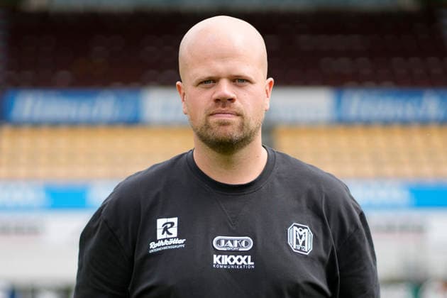 23.07.2026, Hänsch-Arena, Meppen, Chef-Trainer Lucas Beniermann; SV Meppen 1912 e.V.; 3.Liga, Porträttermin 2026 2027 DFL REGULATIONS PROHIBIT ANY USE OF PHOTOGRAPHS AS IMAGE SEQUENCES AND OR QUASI-VIDEO. Meppen Niedersachsen Germany Hänsch-Arena *** July 23, 2026, Hänsch Arena, Meppen, Head Coach Lucas Beniermann, SV Meppen 1912 e.V., 3rd Division, Portrait Session 2026–2027 DFL REGULATIONS PROHIBIT ANY USE OF PHOTOGRAPHS AS IMAGE SEQUENCES AND OR QUASI-VIDEO Meppen, Lower Saxony, Germany, Hänsch Arena