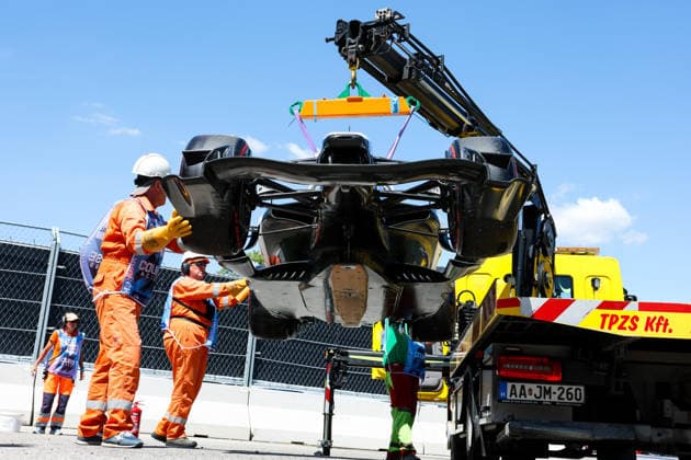 F1 - HUNGARIAN GRAND PRIX 2026 11 PEREZ Sergio (mex), Cadillac F1 Team CA01, action crash, accident, marshall, commissaire de piste, marshal, marshalls, marshals flat floor, aerodynamism, aerodynamic, aerodynamics details during the Formula 1 Hungarian Grand Prix 2026, 11th round of the 2026 Formula One World Championship, WM, Weltmeisterschaft from July 24 to 26, 2026 on the Hungaroring, in Mogyorod near Budapest, Hungary -  Copyright: xFLORENTxGOODENx