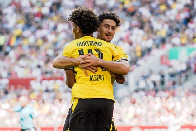 Deutschland: 25. Juli 2026: Testspiel - Vorbereitung 2026 2027 - Fortuna Düsseldorf vs. Borussia Dortmund, Merkur Spiel Arena, Düsseldorf Tor zum 0:1 durch Mathis Albert (Borussia Dortmund, 41) Jubel Freude Emotionen Torjubel Marwan Mirza (Borussia Dortmund, 57) *** Germany, July 25, 2026, Friendly Match, 2026–2027 Preseason, Fortuna Düsseldorf vs. Borussia Dortmund, Merkur Spiel Arena, Düsseldorf; Goal to make it 0–1 by Mathis Albert (Borussia Dortmund), 41; Cheers, joy, emotions, goal celebration; Marwan Mirza (Borussia Dortmund), 57 Copyright: xCelinaxLeiersx