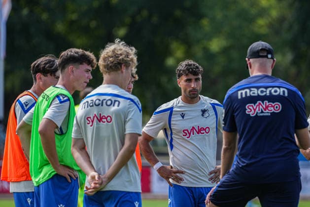 Testspiel, SC Freiburg U23 vs TSG Hoffenheim II, 25.07.2026 Besprechung in der Halbzeit Testspiel, SC Freiburg U23 vs TSG Hoffenheim II, Renchtal-Stadion Oberkirch, 25.07.2026 DFB DFL REGULATIONS PROHIBIT ANY USE OF PHOTOGRAPHS AS IMAGE SEQUENCES AND OR QUASI-VIDEO *** Friendly Match, SC Freiburg U23 vs. TSG Hoffenheim II, July 25, 2026 Halftime Meeting Friendly Match, SC Freiburg U23 vs. TSG Hoffenheim II, Renchtal Stadium, Oberkirch, July 25, 2026 DFB and DFL regulations prohibit any use of photographs as image sequences and or quasi-video Copyright: xBEAUTIFULxSPORTS Boscox