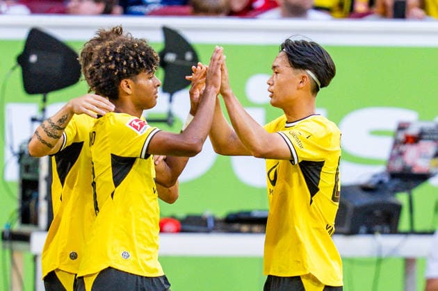 Testspiel, Bundesliga, Fortuna Düsseldorf vs. Borussia Dortmund, 25.07.2026 in der Merkur Arena Tor zum 0:1 durch Mathis Albert, Jubel mit Marwan Mirza Takato Yamamoto *** Friendly Match, Bundesliga, Fortuna Düsseldorf vs. Borussia Dortmund, July 25, 2026, at Merkur Arena; Mathis Albert scores the 0-1 goal; Marwan Mirza and Takato Yamamoto celebrate Copyright: xBahhoxKarax