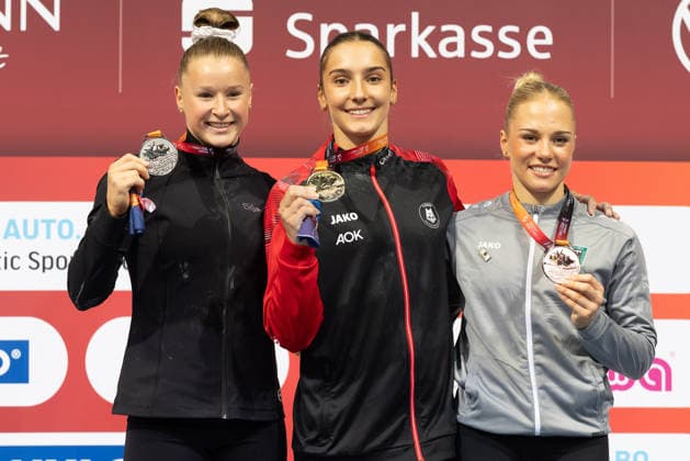 Deutsche Meisterschaften im Gerätturnen 2026, Gerätfinals Siegerehrung im Gerätfinale der Frauen, Stufenbarren. Von links: Vizemeisterin Silja Stöhr (SG Heddesheim), die Deutsche Meisterin Helen Kevric (MTV Stuttgart) und rechts Lea Marie Quaas (TuS 1861 Chemnitz-Altendorf). Deutsche Meisterschaften im Gerätturnen, Gerätfinals, am 25. Juli 2026 in der ZAG-Arena in Hannover., Hannover Niedersachsen Deutschland ZAG Arena *** 2026 German Artistic Gymnastics Championships, Apparatus Finals: Medal Ceremony for the Women’s Uneven Bars Final. From left: runner-up Silja Stöhr (SG Heddesheim), German champion Helen Kevric (MTV Stuttgart), and on the right, Lea Marie Quaas (TuS 1861 Chemnitz Altendorf). German Artistic Gymnastics Championships, Apparatus Finals, on July 25, 2026, at the ZAG Arena in Hanover, Hanover, Lower Saxony, Germany; ZAG Arena
