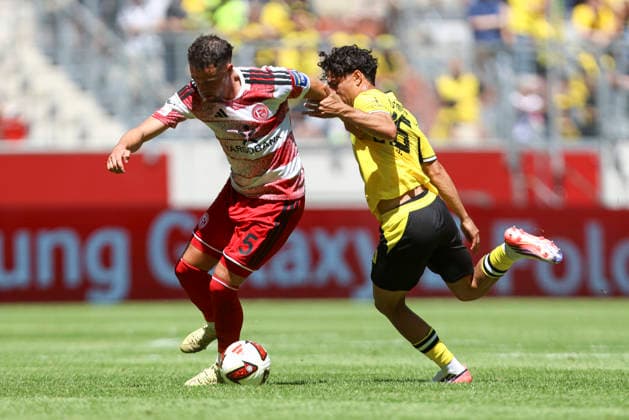 Yassine Bouchama (Fortuna Düsseldorf) und Ayman Azhil (Borussia Dortmund) im Zweikampf waehrend des Testspiels zwischen Fortuna Düsseldorf und Borussia Dortmund, Merkur Spiel-Arena am 25. July 2026 in Düsseldorf, Deutschland. (Foto von Oliver Kaelke DeFodi Images) +++ Yassine Bouchama (Fortuna Düsseldorf) und Ayman Azhil (Borussia Dortmund) battle for the ball during the friendly match between Fortuna Düsseldorf and Borussia Dortmund at Merkur Spiel-Arena on July 25, 2026 in Dusseldorf, Germany. (Photo by Oliver Kaelke DeFodi Images) (Photo by Oliver Kaelke DeFodi Images) - *** Yassine Bouchama of Fortuna Düsseldorf and Ayman Azhil of Borussia Dortmund battle for the ball during the friendly match between Fortuna Düsseldorf and Borussia Dortmund at Merkur Spiel Arena on July 25, 2026, in Düsseldorf, Germany. Photo by Oliver Kaelke, DeFodi Images. Yassine Bouchama of Fortuna Düsseldorf and Ayman Azhil of Borussia Dortmund battle for the ball during the friendly match between Fortuna Düsseldorf and Borussia Dortmund at Merkur Spiel Arena on July 25, 2026 in Düsseldorf, Germany Photo by Oliver Kaelke, DeFodi Images Photo by Oliver Kaelke, DeFodi Images
