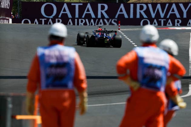 F1 - HUNGARIAN GRAND PRIX 2026 03 VERSTAPPEN Max (nld), Red Bull Racing Ford RB22, action marshall, commissaire de piste, marshal, marshalls, marshals during the Formula 1 Hungarian Grand Prix 2026, 11th round of the 2026 Formula One World Championship, WM, Weltmeisterschaft from July 24 to 26, 2026 on the Hungaroring, in Mogyorod near Budapest, Hungary -  Copyright: xFLORENTxGOODENx