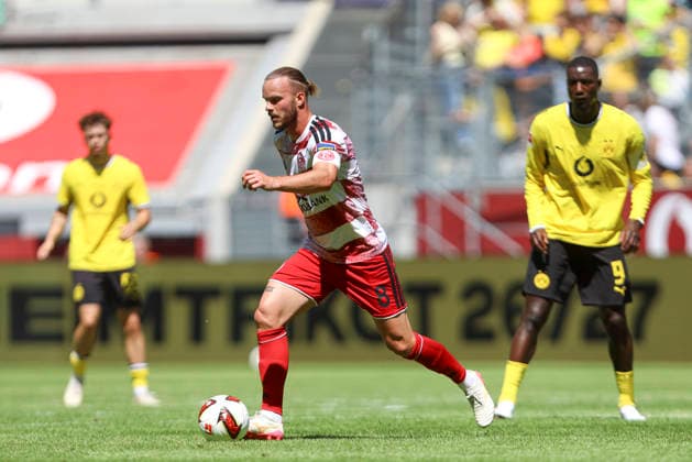 Jorrit Hendrix (Fortuna Düsseldorf) in Aktion, am Ball, Einzelaktion waehrend des Testspiels zwischen Fortuna Düsseldorf und Borussia Dortmund, Merkur Spiel-Arena am 25. July 2026 in Düsseldorf, Deutschland. (Foto von Oliver Kaelke DeFodi Images) +++ Jorrit Hendrix (Fortuna Düsseldorf) controls the ball during the friendly match between Fortuna Düsseldorf and Borussia Dortmund at Merkur Spiel-Arena on July 25, 2026 in Dusseldorf, Germany. (Photo by Oliver Kaelke DeFodi Images) (Photo by Oliver Kaelke DeFodi Images) - *** Jorrit Hendrix of Fortuna Düsseldorf in action, on the ball, making a solo run during the friendly match between Fortuna Düsseldorf and Borussia Dortmund at Merkur Spiel Arena on July 25, 2026, in Düsseldorf, Germany Photo by Oliver Kaelke DeFodi Images Jorrit Hendrix of Fortuna Düsseldorf controls the ball during the friendly match between Fortuna Düsseldorf and Borussia Dortmund at Merkur Spiel Arena on July 25, 2026, in Düsseldorf, Germany Photo by Oliver Kaelke DeFodi Images Photo by Oliver Kaelke DeFodi Images
