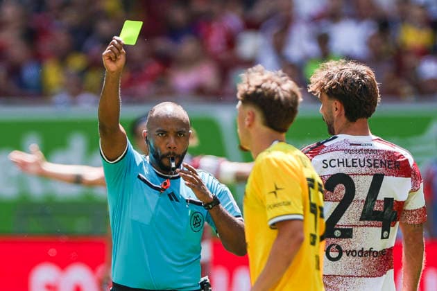 25.07.2026, Fussball, Testspiel Fortuna Düsseldorf - Borussia Dortmund. Schiedsrichter Jonah Besong zeigt Jan-Luca Riedl (Borussia Dortmund) die Gelbe Karte. Düsseldorf Trainingsgelände des BVB NRW Deutschland xRHR-FOTO DEx *** July 25, 2026, Soccer, Friendly Match: Fortuna Düsseldorf vs. Borussia Dortmund. Referee Jonah Besong shows Jan Luca Riedl of Borussia Dortmund a yellow card. Düsseldorf, BVB Training Facility, North Rhine-Westphalia, Germany. xRHR PHOTO DEx Copyright: DennisxEwert RHR-FOTOx RHR-FOTO DE