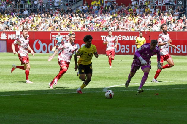 25.07.2026, xgrfx, Fussball Testspiel , Fortuna Düsseldorf - Borussia Dortmund v.l. Tor, Mathis Albert zum 0:1 (Borussia Dortmund) (DFL DFB REGULATIONS PROHIBIT ANY USE OF PHOTOGRAPHS as IMAGE SEQUENCES and or QUASI-VIDEO) Düsseldorf *** July 25, 2026, xgrfx, Soccer Friendly Match, Fortuna Düsseldorf vs. Borussia Dortmund, Goal by Mathis Albert, 0–1 Borussia Dortmund. DFL and DFB regulations prohibit any use of photographs as image sequences and or quasi-video. Düsseldorf