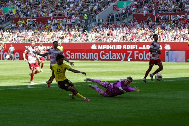 25.07.2026, xgrfx, Fussball Testspiel , Fortuna Düsseldorf - Borussia Dortmund v.l. Tor, Mathis Albert zum 0:1 (Borussia Dortmund) (DFL DFB REGULATIONS PROHIBIT ANY USE OF PHOTOGRAPHS as IMAGE SEQUENCES and or QUASI-VIDEO) Düsseldorf *** July 25, 2026, xgrfx, Soccer Friendly Match, Fortuna Düsseldorf vs. Borussia Dortmund, Goal by Mathis Albert, 0–1 Borussia Dortmund. DFL and DFB regulations prohibit any use of photographs as image sequences and or quasi-video. Düsseldorf