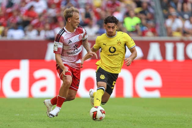 Sascha Risch (Fortuna Düsseldorf) und Marwan Mirza (Borussia Dortmund) im Zweikampf waehrend des Testspiels zwischen Fortuna Düsseldorf und Borussia Dortmund, Merkur Spiel-Arena am 25. July 2026 in Düsseldorf, Deutschland. (Foto von Oliver Kaelke DeFodi Images) +++ Sascha Risch (Fortuna Düsseldorf) und Marwan Mirza (Borussia Dortmund) battle for the ball during the friendly match between Fortuna Düsseldorf and Borussia Dortmund at Merkur Spiel-Arena on July 25, 2026 in Dusseldorf, Germany. (Photo by Oliver Kaelke DeFodi Images) (Photo by Oliver Kaelke DeFodi Images) - *** Sascha Risch of Fortuna Düsseldorf and Marwan Mirza of Borussia Dortmund battle for the ball during the friendly match between Fortuna Düsseldorf and Borussia Dortmund at Merkur Spiel Arena on July 25, 2026, in Düsseldorf, Germany. Photo by Oliver Kaelke, DeFodi Images. Sascha Risch of Fortuna Düsseldorf and Marwan Mirza of Borussia Dortmund battle for the ball during the friendly match between Fortuna Düsseldorf and Borussia Dortmund at Merkur Spiel Arena on July 25, 2026 in Düsseldorf, Germany Photo by Oliver Kaelke, DeFodi Images Photo by Oliver Kaelke, DeFodi Images