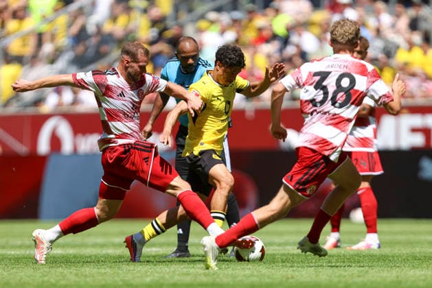 Eric Hottmann (Fortuna Düsseldorf), Ayman Azhil (Borussia Dortmund) und Elias Arden (Fortuna Düsseldorf) im Zweikampf waehrend des Testspiels zwischen Fortuna Düsseldorf und Borussia Dortmund, Merkur Spiel-Arena am 25. July 2026 in Düsseldorf, Deutschland. (Foto von Oliver Kaelke DeFodi Images) +++ Eric Hottmann (Fortuna Düsseldorf), Ayman Azhil (Borussia Dortmund) und Elias Arden (Fortuna Düsseldorf) battle for the ball during the friendly match between Fortuna Düsseldorf and Borussia Dortmund at Merkur Spiel-Arena on July 25, 2026 in Dusseldorf, Germany. (Photo by Oliver Kaelke DeFodi Images) (Photo by Oliver Kaelke DeFodi Images) - *** Eric Hottmann, Fortuna Düsseldorf, Ayman Azhil of Borussia Dortmund and Elias Arden of Fortuna Düsseldorf battle for the ball during the friendly match between Fortuna Düsseldorf and Borussia Dortmund at Merkur Spiel Arena on July 25, 2026, in Düsseldorf, Germany. Photo by Oliver Kaelke, DeFodi Images. Eric Hottmann, Fortuna Düsseldorf, Ayman Azhil of Borussia Dortmund and Elias Arden of Fortuna Düsseldorf battle for the ball during the friendly match between Fortuna Düsseldorf and Borussia Dortmund at Merkur Spiel Arena on July 25, 2026, in Düsseldorf, Germany. Photo by Oliver Kaelke, DeFodi Images. Photo by Oliver Kaelke, DeFodi Images.