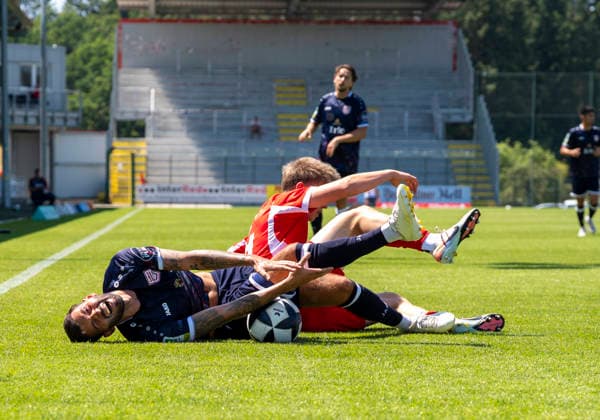 Zweikampf zwischen: duel between: Dennis Brock (Sportfreunde Siegen, 34) und Amin Husovic (TSV Steinbach Haiger, 22) TSV Steinbach Haiger - Sportfreunde Siegen 25.07.2026 Fussball, Testspiel, GER, Sibre Sportpark, Haiger *** Head-to-head matchup between Dennis Brock of Sportfreunde Siegen, 34, and Amin Husovic of TSV Steinbach Haiger, 22 TSV Steinbach Haiger vs. Sportfreunde Siegen July 25, 2026 Soccer, Friendly Match, GER, Sibre Sportpark, Haiger Copyright: MarcoxBader