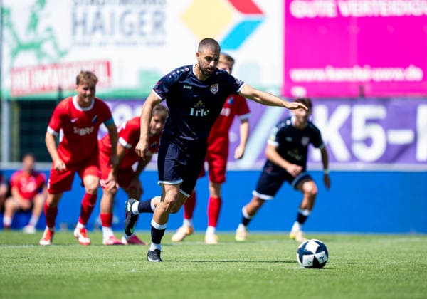 Serhat-Semih Gueler (Sportfreunde Siegen, 9) mit dem Elfmeter zum 0-1. TSV Steinbach Haiger - Sportfreunde Siegen 25.07.2026 Fussball, Testspiel, GER, Sibre Sportpark, Haiger *** Serhat Semih Gueler, Sportfreunde Siegen, scored the penalty kick to make it 0–1 against TSV Steinbach Haiger. Sportfreunde Siegen, July 25, 2026. Soccer, friendly match, GER, Sibre Sportpark, Haiger Copyright: MarcoxBader
