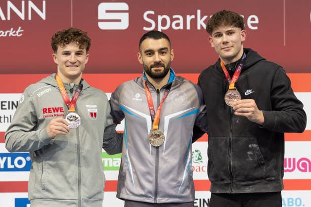 Deutsche Meisterschaften im Gerätturnen 2026, Gerätfinals Siegerehrung im Gerätfinale der Männer, Ringe. Von links: Vizemeister Alexander Kunz (TSV Pfuhl), der Deutsche Meister Artur Sahakyan (Turnzentrum Bochum-Witten) und rechts der Drittplatzierte Dario Sissakis (Sportclub Berlin). Deutsche Meisterschaften im Gerätturnen, Gerätfinals, am 25. Juli 2026 in der ZAG-Arena in Hannover., Hannover Niedersachsen Deutschland ZAG Arena *** 2026 German Artistic Gymnastics Championships, Apparatus Finals; Medal Ceremony for the Men’s Apparatus Finals, Rings: From left, runner-up Alexander Kunz (TSV Pfuhl), German champion Artur Sahakyan (Turnzentrum Bochum Witten), and on the right, third-place finisher Dario Sissakis (Sportclub Berlin). German Artistic Gymnastics Championships, Apparatus Finals, on July 25, 2026, at the ZAG Arena in Hanover, Hanover, Lower Saxony, Germany, ZAG Arena