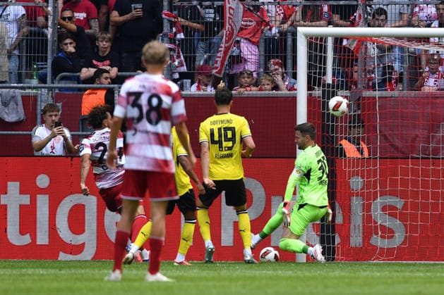 Fußball Testspiel Fortuna Düsseldorf - Borussia Dortmund am 25.07.2026 in der Merkur Spiel-Arena in Düsseldorf Tor zum 1:1 durch Fabian Schleusener ( Düsseldorf ) *** Soccer Friendly Match: Fortuna Düsseldorf vs. Borussia Dortmund on July 25, 2026, at the Merkur Spiel Arena in Düsseldorf. Fabian Schleusener scored the 1-1 goal for Düsseldorf. xRx