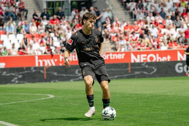 Philipp Sander (Borussia Moenchengladbach, 16) am Ball. Rot Weiss Essen vs. Borussia Moenchenlgadbach, Fussball, Testspiel, Saison 2026 2027, 25.07.2026 DFL DFB Regulations prohibit any use of Photographs as image sequences and or Quasivideo Rot Weiss Essen vs. Borussia Moenchengladbach, Fussball, Testspiel, Saison 2026 2027, 25.07.2026 Essen *** Philipp Sander, Borussia Mönchengladbach, 16 on the ball, Rot-Weiss Essen vs. Borussia Mönchengladbach, soccer, friendly match, 2026–2027 season, July 25, 2026 DFL DFB regulations prohibit any use of photographs as image sequences and or quasi-video Rot-Weiss Essen vs. Borussia Mönchengladbach, soccer, friendly match, 2026–2027 season, July 25, 2026 Essen Copyright: xEibner-Pressefoto ThomasxHaeslerx EP_THR