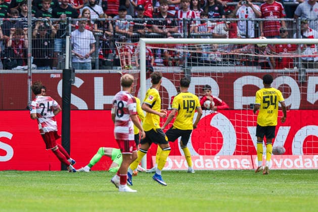 25.07.2026, Fussball, Testspiel Fortuna Düsseldorf - Borussia Dortmund. Fabian Schleusener (Fortuna Düsseldorf) trifft zum 1:1 gegen Torwart Patrick Drewes (Borussia Dortmund). Düsseldorf Trainingsgelände des BVB NRW Deutschland xRHR-FOTO DEx *** July 25, 2026, Soccer, Friendly Match: Fortuna Düsseldorf vs. Borussia Dortmund; Fabian Schleusener of Fortuna Düsseldorf scores the 1-1 goal against Borussia Dortmund goalkeeper Patrick Drewes; BVB training facility in Düsseldorf, North Rhine-Westphalia, Germany; xRHR PHOTO DEx Copyright: DennisxEwert RHR-FOTOx RHR-FOTO DE