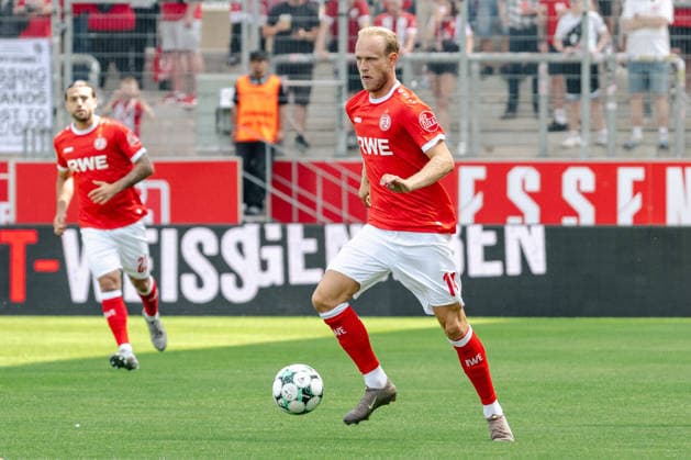 Lucas Brumme (Rot-Weiss Essen, 14) am Ball. Rot Weiss Essen vs. Borussia Moenchenlgadbach, Fussball, Testspiel, Saison 2026 2027, 25.07.2026 DFL DFB Regulations prohibit any use of Photographs as image sequences and or Quasivideo Rot Weiss Essen vs. Borussia Moenchengladbach, Fussball, Testspiel, Saison 2026 2027, 25.07.2026 Essen *** Lucas Brumme, Rot-Weiss Essen, No. 14 on the ball; Rot-Weiss Essen vs. Borussia Mönchengladbach, soccer, friendly match, 2026–2027 season, July 25, 2026 DFL DFB regulations prohibit any use of photographs as image sequences and or quasi-video Rot-Weiss Essen vs. Borussia Mönchengladbach, soccer, friendly match, 2026–2027 season, July 25, 2026 Essen Copyright: xEibner-Pressefoto ThomasxHaeslerx EP_THR