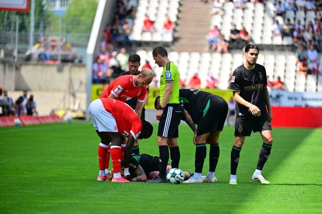25.07.2026; Essen; Fussball, Herren, Saison 2026 2027, Testspiel Rot-Weiss Essen vs. Borussia Moenchengladbach Yukhym Konoplia (Gladbach) liegt verletzt am Boden; er muss ausgewechselt werden DFL regulations prohibit any use of photographs as image sequences and or quasi-video. Stadion an der Hafenstrasse NRW Deutschland *** July 25, 2026 Essen Soccer, Men s, 2026–2027 season, Friendly Match: Rot-Weiss Essen vs. Borussia Mönchengladbach. Yukhym Konoplia (Gladbach) is lying injured on the ground; he must be substituted. DFL regulations prohibit any use of photographs as image sequences and or quasi-video. Stadion an der Hafenstrasse, North Rhine-Westphalia, Germany