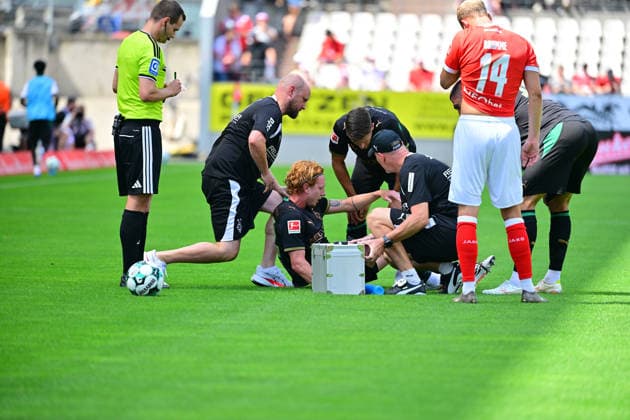 25.07.2026; Essen; Fussball, Herren, Saison 2026 2027, Testspiel Rot-Weiss Essen vs. Borussia Moenchengladbach Yukhym Konoplia (Gladbach) liegt verletzt am Boden; er muss ausgewechselt werden DFL regulations prohibit any use of photographs as image sequences and or quasi-video. Stadion an der Hafenstrasse NRW Deutschland *** July 25, 2026 Essen Soccer, Men s, 2026–2027 season, Friendly Match: Rot-Weiss Essen vs. Borussia Mönchengladbach. Yukhym Konoplia (Gladbach) is lying injured on the ground; he must be substituted. DFL regulations prohibit any use of photographs as image sequences and or quasi-video. Stadion an der Hafenstrasse, North Rhine-Westphalia, Germany