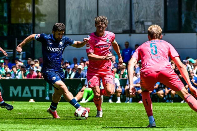 25.07.2026, AUT, Fußball, Herren, 1. Bundesliga, FSP, Saison 2026 2027, Zell am Ziller, SV Werder Bremen vs VfL Bochum Berkan Taz (Bochum, 10), Jens Stage (Werder Bremen, 6) Zell am Ziller Parkstadion Tirol Österreich *** July 25, 2026, Austria, Soccer, Men s, 1st Bundesliga, FSP, 2026–2027 Season, Zell am Ziller, SV Werder Bremen vs. VfL Bochum (Berkan Taz, Bochum, 10; Jens Stage, Werder Bremen, 6), Zell am Ziller Parkstadion, Tyrol, Austria Copyright: xNordphotox xHafnerx