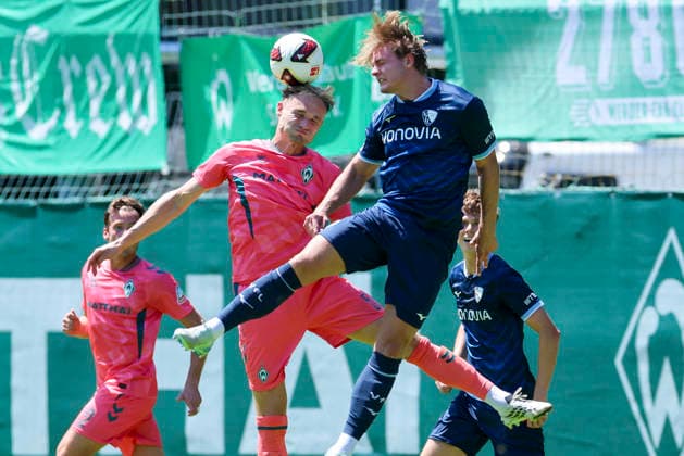Niklas Stark (Werder Bremen) kontrolliert den Ball, Friendly match, Werder Bremen v VfL Bochum, Parkstadion am 25. July 2026 in Zell am Ziller, Österreich. (Foto von Marco Steinbrenner DeFodi Images) Niklas Stark (Werder Bremen) controls the ball, Friendly match, Werder Bremen v VfL Bochum, Parkstadion, July 25, 2026 in Zell am Ziller, Austria. (Photo by Marco Steinbrenner DeFodi Images) - *** Niklas Stark of Werder Bremen controls the ball, Friendly match, Werder Bremen vs. VfL Bochum, Parkstadion on July 25, 2026, in Zell am Ziller, Austria. Photo by Marco Steinbrenner, DeFodi Images. Niklas Stark of Werder Bremen controls the ball, Friendly match, Werder Bremen vs. VfL Bochum, Parkstadion, July 25, 2026, in Zell am Ziller, Austria. Photo by Marco Steinbrenner, DeFodi Images