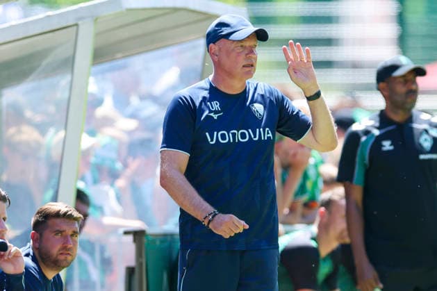 Trainer Uwe Roesler (VfL Bochum) gestikuliert, Friendly match, Werder Bremen v VfL Bochum, Parkstadion am 25. July 2026 in Zell am Ziller, Österreich. (Foto von Marco Steinbrenner DeFodi Images) Trainer Uwe Roesler (VfL Bochum) gestures, Friendly match, Werder Bremen v VfL Bochum, Parkstadion, July 25, 2026 in Zell am Ziller, Austria. (Photo by Marco Steinbrenner DeFodi Images) - *** VfL Bochum coach Uwe Roesler gestures, Friendly match, Werder Bremen vs. VfL Bochum, Parkstadion on July 25, 2026, in Zell am Ziller, Austria. Photo by Marco Steinbrenner, DeFodi Images. VfL Bochum coach Uwe Roesler gestures, Friendly match, Werder Bremen vs. VfL Bochum, Parkstadion, July 25, 2026, in Zell am Ziller, Austria. Photo by Marco Steinbrenner, DeFodi Images