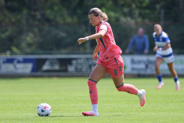 Medina Desic (SV Werder Bremen, 9) am Ball, Einzelbild, Ganzkörper, Aktion, Action, Spielszene, 25.07.2026, Hattemerbroek (Niederlande), Fussball, Testspiel Frauen, PEC Zwolle - SV Werder Bremen *** Medina Desic, SV Werder Bremen, No. 9 with the ball, single frame, full-body shot, action, game scene, July 25, 2026, Hattemerbroek, Netherlands, soccer, women s friendly match, PEC Zwolle vs. SV Werder Bremen xobx