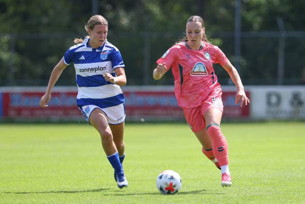 v.li.: Inske Weiman (PEC Zwolle, 23) und Felicia Sträßer (SV Werder Bremen, 19) im Zweikampf, Duell, Dynamik, Aktion, Action, Spielszene, 25.07.2026, Hattemerbroek (Niederlande), Fussball, Testspiel Frauen, PEC Zwolle - SV Werder Bremen *** From left: Inske Weiman (PEC Zwolle), 23, and Felicia Sträßer (SV Werder Bremen), 19, in a one-on-one battle, duel, dynamic play, action, game scene, July 25, 2026, Hattemerbroek, Netherlands, soccer, women’s friendly match, PEC Zwolle vs. SV Werder Bremen xobx