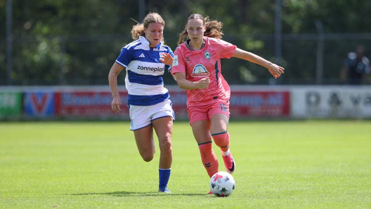 v.li.: Inske Weiman (PEC Zwolle, 23) und Felicia Sträßer (SV Werder Bremen, 19) im Zweikampf, Duell, Dynamik, Aktion, Action, Spielszene, 25.07.2026, Hattemerbroek (Niederlande), Fussball, Testspiel Frauen, PEC Zwolle - SV Werder Bremen *** From left: Inske Weiman (PEC Zwolle), 23, and Felicia Sträßer (SV Werder Bremen), 19, in a one-on-one battle, duel, dynamic play, action, game scene, July 25, 2026, Hattemerbroek, Netherlands, soccer, women’s friendly match, PEC Zwolle vs. SV Werder Bremen xobx