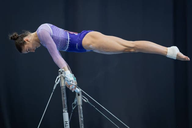 Deutsche Meisterschaften im Gerätturnen 2026, Gerätfinals Helen Kevric (MTV Stuttgart) bei ihrer Übung im Gerätfinale am Stufenbarren. Deutsche Meisterschaften im Gerätturnen, Gerätfinals, am 25. Juli 2026 in der ZAG-Arena in Hannover., Hannover Niedersachsen Deutschland ZAG Arena *** 2026 German Artistic Gymnastics Championships, Apparatus Finals: Helen Kevric of MTV Stuttgart performing her routine in the uneven bars final at the German Artistic Gymnastics Championships, Apparatus Finals, on July 25, 2026, at the ZAG Arena in Hanover, Hanover, Lower Saxony, Germany; ZAG Arena
