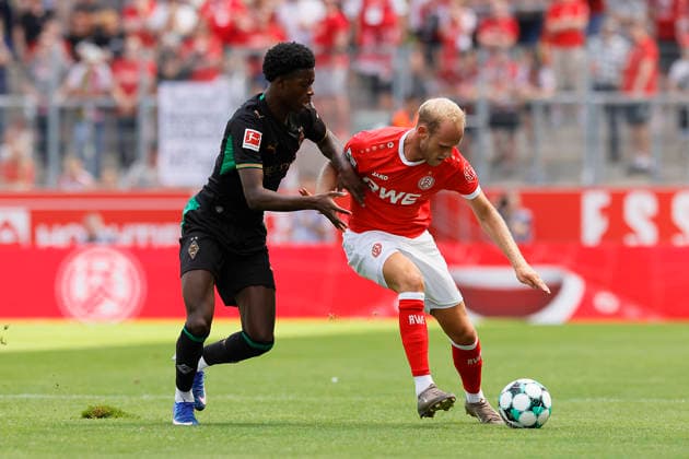 Fußball Testspiel Rot-Weiss Essen - VFL Borussia Mönchengladbach am 25.07.2026 im Stadion an der Hafenstraße in Essen Lukas Brumme ( Rot-Weiss Essen ) *** Soccer Friendly Match: Rot Weiss Essen vs. VFL Borussia Mönchengladbach on July 25, 2026, at the Stadion an der Hafenstraße in Essen; Lukas Brumme, Rot Weiss Essen