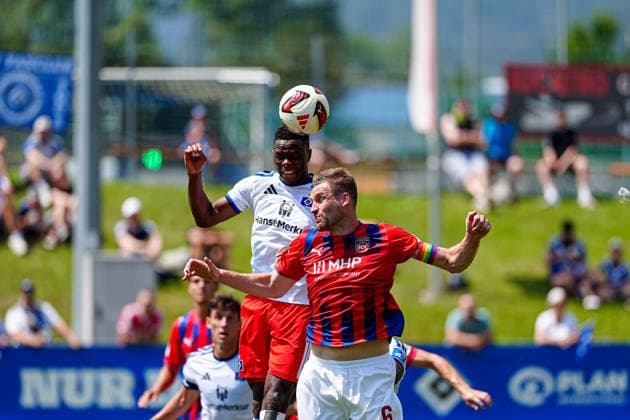 Kopfballduell Luftzweikampf Patson Daka (Hamburger SV, 27), Patrick Mainka (1. FC Heidenheim, 06) AUT, Hamburger SV vs. 1. FC Heidenheim, Fussball, Testspiel, Saison 2026 2027, 25.07.2026 AUT, Hamburger SV vs. 1. FC Heidenheim, Fussball, Testspiel, Saison 2026 2027, 25.07.2026 Kematen *** Heading duel, aerial battle: Patson Daka (Hamburger SV, 27) vs. Patrick Mainka (1 FC Heidenheim, 06), Hamburger SV vs. 1 FC Heidenheim, soccer, friendly match, 2026–2027 season, July 25, 2026, Austria, Hamburger SV vs. 1 FC Heidenheim, Soccer, Friendly, 2026–2027 Season, July 25, 2026, Kematen Copyright: xEibner-Pressefoto MarcelxvonxFehrnx EP_MFN