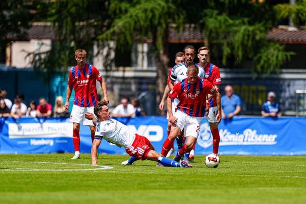 Nicolai Remberg (Hamburger SV, 21), Adrian Beck (1. FC Heidenheim, 21) AUT, Hamburger SV vs. 1. FC Heidenheim, Fussball, Testspiel, Saison 2026 2027, 25.07.2026 AUT, Hamburger SV vs. 1. FC Heidenheim, Fussball, Testspiel, Saison 2026 2027, 25.07.2026 Kematen *** Nicolai Remberg, Hamburger SV, 21; Adrian Beck, 1 FC Heidenheim, 21; AUT, Hamburger SV vs. 1 FC Heidenheim, Soccer, Friendly, 2026–2027 Season, July 25, 2026 (AUT), Hamburger SV vs. 1 FC Heidenheim, Soccer, Friendly, 2026–2027 Season, July 25, 2026, Kematen Copyright: xEibner-Pressefoto MarcelxvonxFehrnx EP_MFN