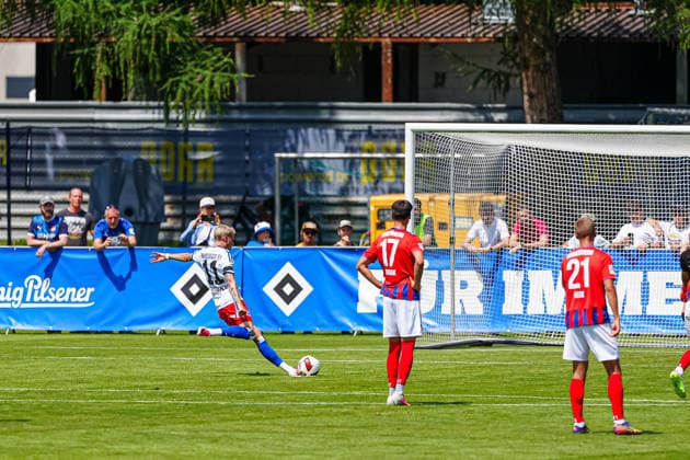 Tor zum 1:0 per Elfmeter Strafstoss Albert Gronbaek (Hamburger SV, 11) AUT, Hamburger SV vs. 1. FC Heidenheim, Fussball, Testspiel, Saison 2026 2027, 25.07.2026 AUT, Hamburger SV vs. 1. FC Heidenheim, Fussball, Testspiel, Saison 2026 2027, 25.07.2026 Kematen *** Goal to make it 1–0 on a penalty kick by Albert Gronbaek, Hamburger SV, November 11, Hamburger SV vs. 1 FC Heidenheim, soccer, friendly match, 2026–2027 season, July 25, 2026, Austria, Hamburger SV vs. 1 FC Heidenheim, soccer, friendly match, 2026–2027 season, July 25, 2026, Kematen Copyright: xEibner-Pressefoto MarcelxvonxFehrnx EP_MFN