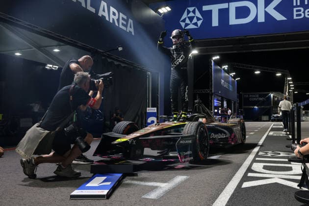 Sieger Dan Ticktum (GBR) Cupra- Kiro steht jubelnd auf seinem Gen3 Evo Rennwagen, Parc ferme, Rennen, FIA Formel E Weltmeisterschaft, Saison 12, Tokio E- Prix, 25.07.2026, *** Winner Dan Ticktum (GBR) in a Cupra Kiro stands jubilantly on top of his Gen3 Evo race car, Parc Fermé, Race, FIA Formula E World Championship, Season 12, Tokyo E-Prix, July 25, 2026,