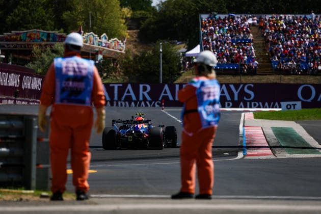 F1 - HUNGARIAN GRAND PRIX 2026 06 HADJAR Isack (fra), Red Bull Racing Ford RB22, action marshall, commissaire de piste, marshal, marshalls, marshals during the Formula 1 Hungarian Grand Prix 2026, 11th round of the 2026 Formula One World Championship, WM, Weltmeisterschaft from July 24 to 26, 2026 on the Hungaroring, in Mogyorod near Budapest, Hungary - MogyorodHungary  Copyright: xFLORENTxGOODENx