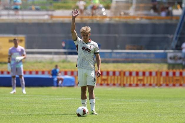 Hennes Behrens 16 FC Augsbburg), FC Augsburg vs. 1. FC Saarbruecken, Fussball, 1. Bundesliga, Testspiel, Saison 2026 27, 25.07.2026 Kaufbeuren Bayern Deutschland *** Hennes Behrens 16 FC Augsburg, FC Augsburg vs. 1. FC Saarbrücken, Soccer, Bundesliga 1, Friendly Match, 2026–27 Season, July 25, 2026, Kaufbeuren, Bavaria, Germany Copyright: xkolbert-press ChristianxKolbertx