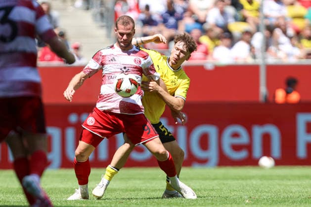 Eric Hottmann (Fortuna Düsseldorf) und Jan-Luca Riedl (Borussia Dortmund) im Zweikampf waehrend des Testspiels zwischen Fortuna Düsseldorf und Borussia Dortmund, Merkur Spiel-Arena am 25. July 2026 in Düsseldorf, Deutschland. (Foto von Oliver Kaelke DeFodi Images) +++ Eric Hottmann (Fortuna Düsseldorf) und Jan-Luca Riedl (Borussia Dortmund) battle for the ball during the friendly match between Fortuna Düsseldorf and Borussia Dortmund at Merkur Spiel-Arena on July 25, 2026 in Dusseldorf, Germany. (Photo by Oliver Kaelke DeFodi Images) (Photo by Oliver Kaelke DeFodi Images) - *** Eric Hottmann of Fortuna Düsseldorf and Jan Luca Riedl of Borussia Dortmund battle for the ball during the friendly match between Fortuna Düsseldorf and Borussia Dortmund at Merkur Spiel Arena on July 25, 2026, in Düsseldorf, Germany Photo by Oliver Kaelke, DeFodi Images Eric Hottmann of Fortuna Düsseldorf and Jan Luca Riedl of Borussia Dortmund battle for the ball during the friendly match between Fortuna Düsseldorf and Borussia Dortmund at Merkur Spiel Arena on July 25, 2026 in Düsseldorf, Germany. Photo by Oliver Kaelke, DeFodi Images. Photo by Oliver Kaelke, DeFodi Images.