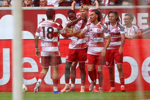 Anas Slimani (Fortuna Düsseldorf) Torjubel,jubelt mit seiner Mannschaft nach dem Treffer zum 2:1 waehrend des Testspiels zwischen Fortuna Düsseldorf und Borussia Dortmund, Merkur Spiel-Arena am 25. July 2026 in Düsseldorf, Deutschland. (Foto von Oliver Kaelke DeFodi Images) +++ Anas Slimani (Fortuna Düsseldorf) celebrates after scoring his team s second goal with teammates during the friendly match between Fortuna Düsseldorf and Borussia Dortmund at Merkur Spiel-Arena on July 25, 2026 in Dusseldorf, Germany. (Photo by Oliver Kaelke DeFodi Images) (Photo by Oliver Kaelke DeFodi Images) - *** Anas Slimani of Fortuna Düsseldorf celebrates with his teammates after scoring the goal that made the score 2–1 during the friendly match between Fortuna Düsseldorf and Borussia Dortmund at Merkur Spiel Arena on July 25, 2026, in Düsseldorf, Germany. Photo by Oliver Kaelke, DeFodi Images. Anas Slimani of Fortuna Düsseldorf celebrates after scoring his team’s second goal with teammates during the friendly match between Fortuna Düsseldorf and Borussia Dortmund at Merkur Spiel Arena on July 25, 2026 in Düsseldorf, Germany. Photo by Oliver Kaelke, DeFodi Images. Photo by Oliver Kaelke, DeFodi Images.