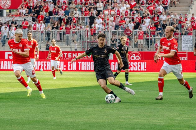 Zweikampf zwischen Marek Janssen (Rot-Weiss Essen, 20), Philipp Sander (Borussia Moenchengladbach, 16) und Lucas Brumme (Rot-Weiss Essen, 14). Rot Weiss Essen vs. Borussia Moenchenlgadbach, Fussball, Testspiel, Saison 2026 2027, 25.07.2026 DFL DFB Regulations prohibit any use of Photographs as image sequences and or Quasivideo Rot Weiss Essen vs. Borussia Moenchengladbach, Fussball, Testspiel, Saison 2026 2027, 25.07.2026 Essen *** Tackle between Marek Janssen (Rot-Weiss Essen, 20), Philipp Sander (Borussia Mönchengladbach, 16), and Lucas Brumme (Rot-Weiss Essen, 14) – Rot-Weiss Essen vs. Borussia Mönchengladbach, soccer, friendly match, 2026–2027 season, July 25, 2026 DFL-DFB regulations prohibit any use of photographs as image sequences and or quasi-video Rot-Weiss Essen vs. Borussia Mönchengladbach, soccer, friendly match, 2026–2027 season, July 25, 2026 Essen Copyright: xEibner-Pressefoto ThomasxHaeslerx EP_THR