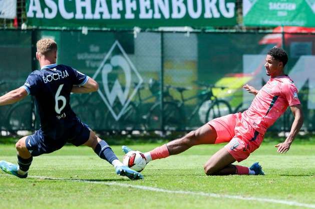 Enis Cokaj (VfL Bochum) und Salim Musah (Werder Bremen) kämpfen um den Ball, Friendly match, Werder Bremen v VfL Bochum, Parkstadion am 25. July 2026 in Zell am Ziller, Österreich. (Foto von Marco Steinbrenner DeFodi Images) Enis Cokaj (VfL Bochum) und Salim Musah (Werder Bremen) battle for the ball, Friendly match, Werder Bremen v VfL Bochum, Parkstadion, July 25, 2026 in Zell am Ziller, Austria. (Photo by Marco Steinbrenner DeFodi Images) - *** Enis Cokaj of VfL Bochum and Salim Musah of Werder Bremen battle for the ball, Friendly match, Werder Bremen vs. VfL Bochum, Parkstadion on July 25, 2026, in Zell am Ziller, Austria. Photo by Marco Steinbrenner, DeFodi Images. Enis Cokaj of VfL Bochum and Salim Musah of Werder Bremen battle for the ball, Friendly match, Werder Bremen vs. VfL Bochum, Parkstadion, July 25, 2026, in Zell am Ziller, Austria. Photo by Marco Steinbrenner, DeFodi Images