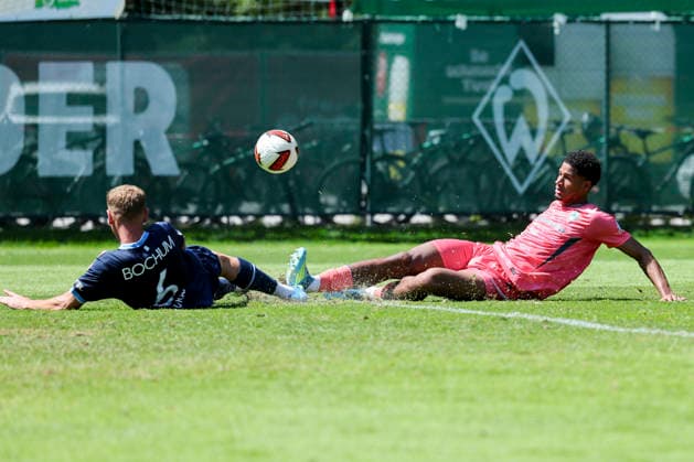 Enis Cokaj (VfL Bochum) und Salim Musah (Werder Bremen) kämpfen um den Ball, Friendly match, Werder Bremen v VfL Bochum, Parkstadion am 25. July 2026 in Zell am Ziller, Österreich. (Foto von Marco Steinbrenner DeFodi Images) Enis Cokaj (VfL Bochum) und Salim Musah (Werder Bremen) battle for the ball, Friendly match, Werder Bremen v VfL Bochum, Parkstadion, July 25, 2026 in Zell am Ziller, Austria. (Photo by Marco Steinbrenner DeFodi Images) - *** Enis Cokaj of VfL Bochum and Salim Musah of Werder Bremen battle for the ball, Friendly match, Werder Bremen vs. VfL Bochum, Parkstadion on July 25, 2026, in Zell am Ziller, Austria. Photo by Marco Steinbrenner, DeFodi Images. Enis Cokaj of VfL Bochum and Salim Musah of Werder Bremen battle for the ball, Friendly match, Werder Bremen vs. VfL Bochum, Parkstadion, July 25, 2026, in Zell am Ziller, Austria. Photo by Marco Steinbrenner, DeFodi Images