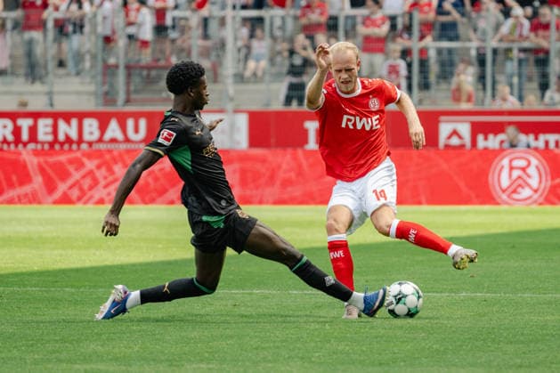 Zweikampf zwischen Dillon Berko (Borussia Moenchengladbach, 37) und Lucas Brumme (Rot-Weiss Essen, 14). Rot Weiss Essen vs. Borussia Moenchenlgadbach, Fussball, Testspiel, Saison 2026 2027, 25.07.2026 DFL DFB Regulations prohibit any use of Photographs as image sequences and or Quasivideo Rot Weiss Essen vs. Borussia Moenchengladbach, Fussball, Testspiel, Saison 2026 2027, 25.07.2026 Essen *** Tackle between Dillon Berko of Borussia Mönchengladbach, 37, and Lucas Brumme of Rot-Weiss Essen, 14; Rot-Weiss Essen vs. Borussia Mönchengladbach, soccer, friendly match, 2026–2027 season, July 25, 2026 DFL and DFB regulations prohibit any use of photographs as image sequences and or quasi-video Rot-Weiss Essen vs. Borussia Mönchengladbach, soccer, friendly match, 2026–2027 season, July 25, 2026 Essen Copyright: xEibner-Pressefoto ThomasxHaeslerx EP_THR